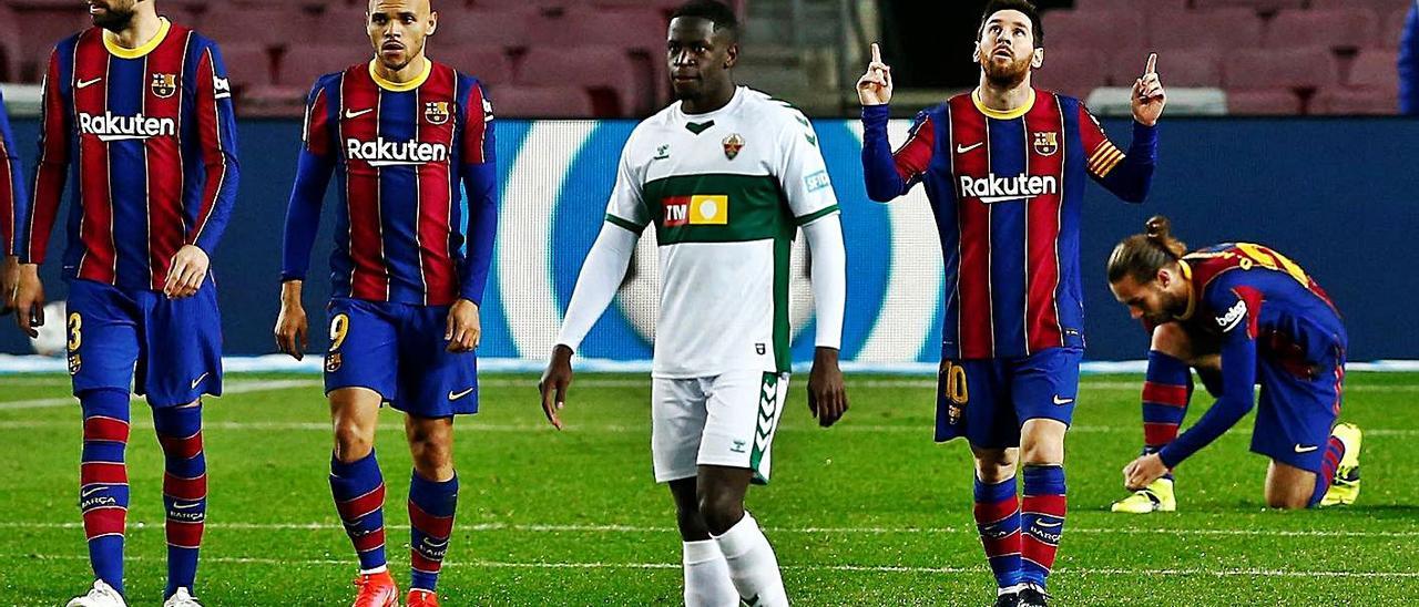 Messi celebra su último gol al Elche la temporada pasada. | ENRIC FONTCUBERTA / EFE