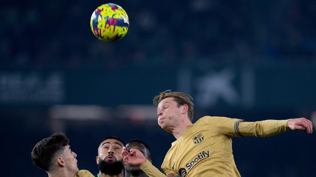 Gavi, Fekir y Frenkie de Jong pelean un balón aéreo en el Betis-Barça del Villamarín.