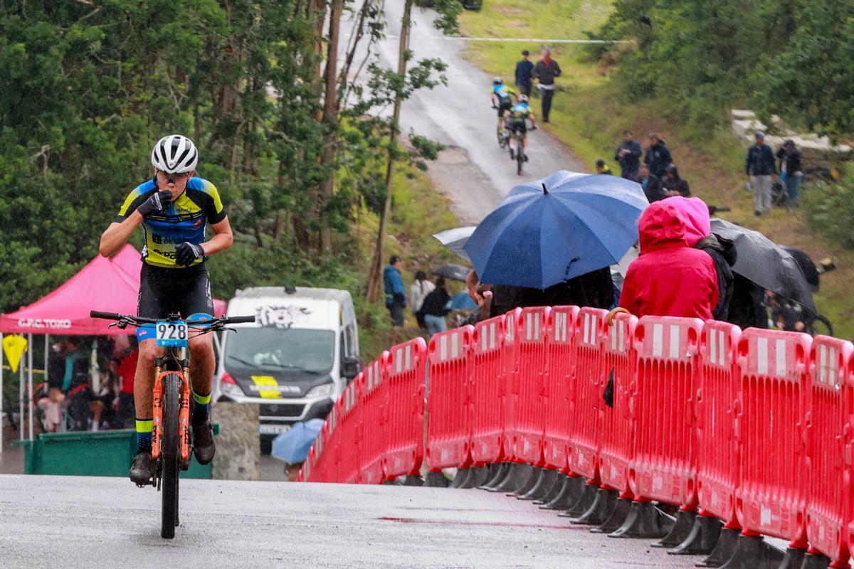La lluvia hizo acto de presencia durante la prueba.