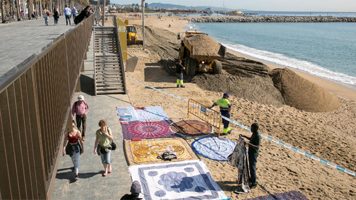 Un tractor trabaja en las tareas de arado de la arena, este lunes, en la playa de la Nova Icària.