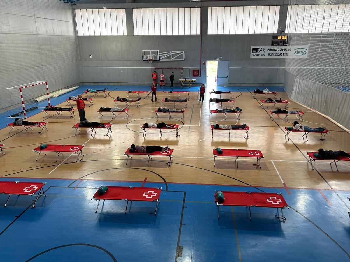 EN IMÁGENES: Simulacro de instalación de un albergue de emergencias con jóvenes de Pola de Siero