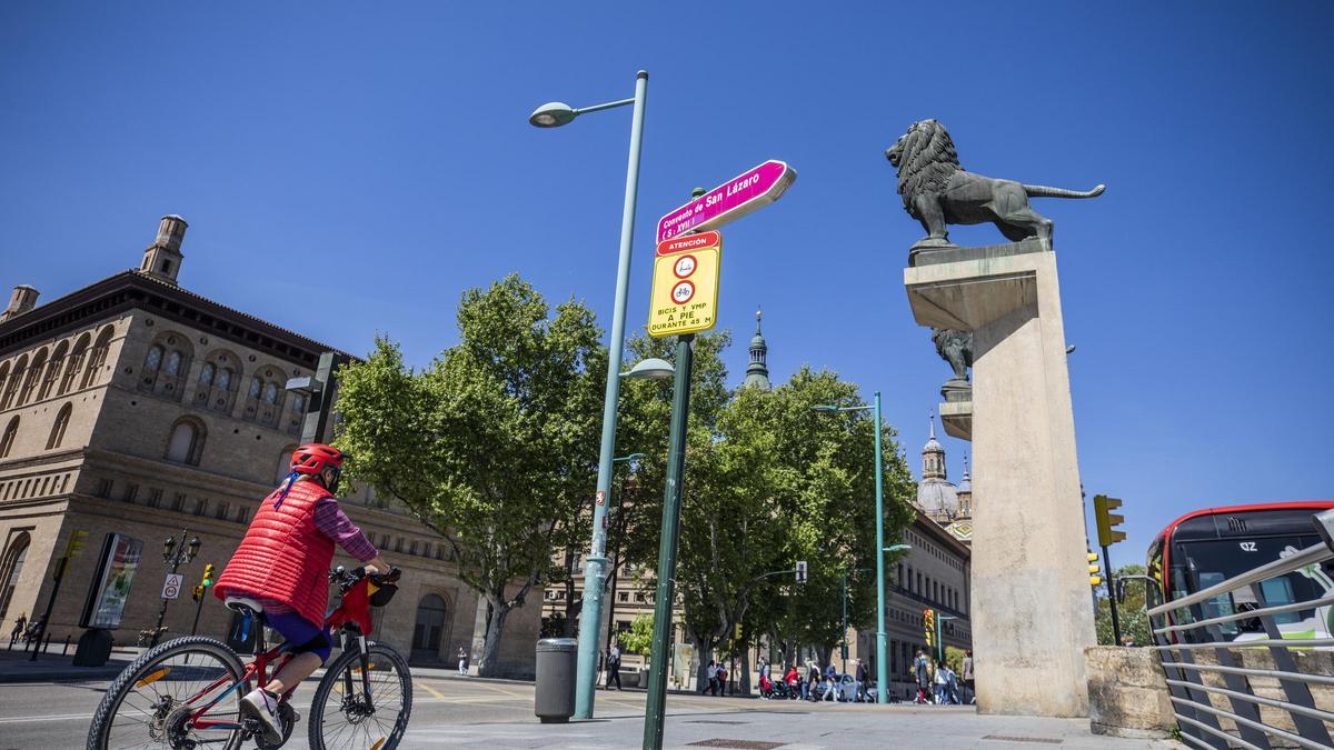 Señal instalada la semana pasada que impide circular en bici en Echegaray en un tramo de 45 metros.