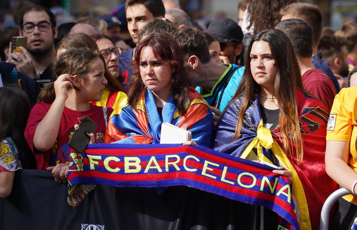 El Barça femenino celebra en la plaça Sant jaume