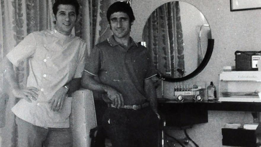 Antonio Leiro (izquierda), en la peluquería de la calle Eugenio Sequeiros, hace años.  // Re producción G.N