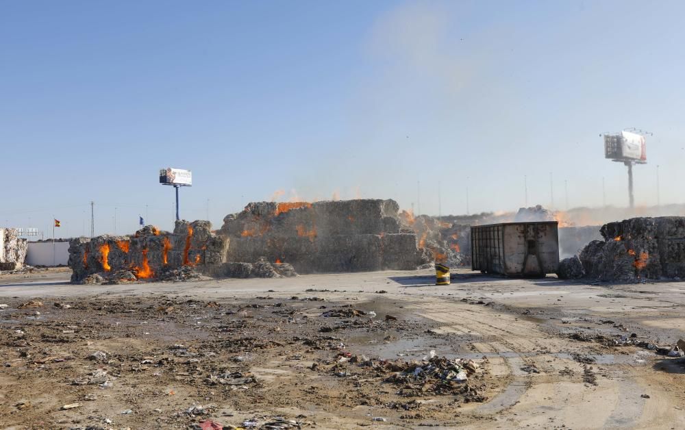 Incendio en una empresa de reciclaje de cartón