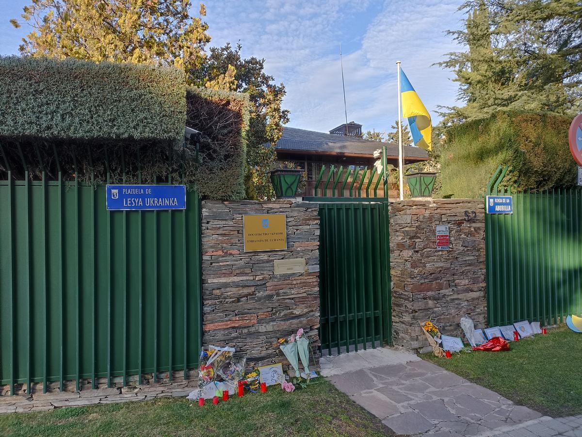 Entrada de la Embajada de Ucrania en Madrid, con flores, velas y mensajes de apoyo en la puerta.