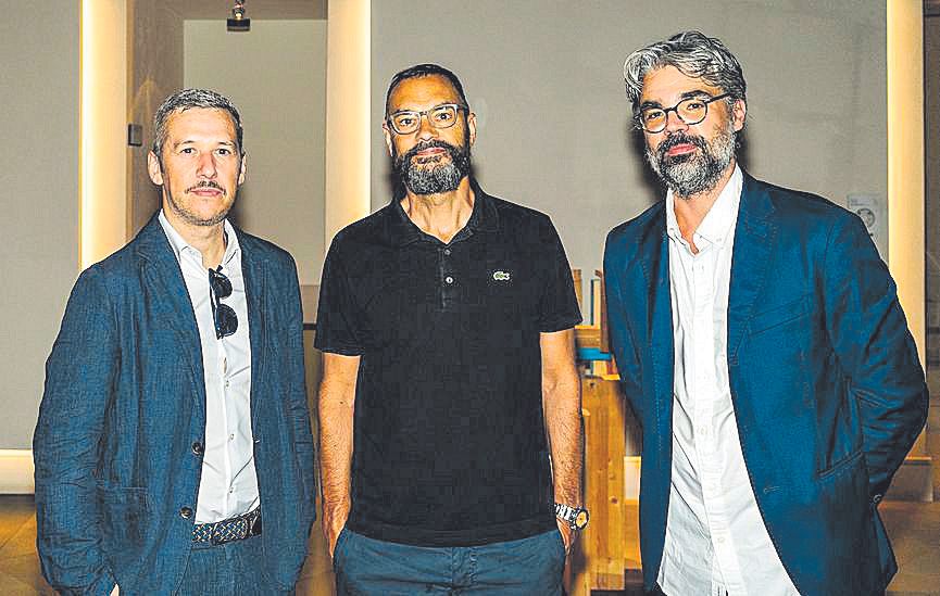 Fran Reus, el artista Sam Durant y F. Giaveri.