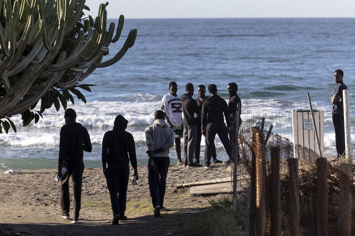 El Gobierno traslada de Canarias a Torrox (Málaga) a 240 migrantes subsaharianos