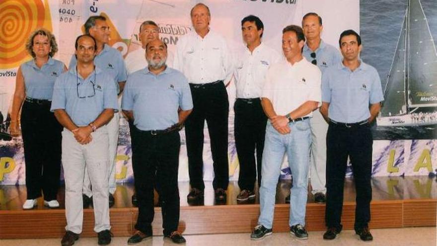 Luis Rajoy (segundo por la derecha, abajo), con los demás directivos del Náutico y el Rey en 2000.  // RCNS