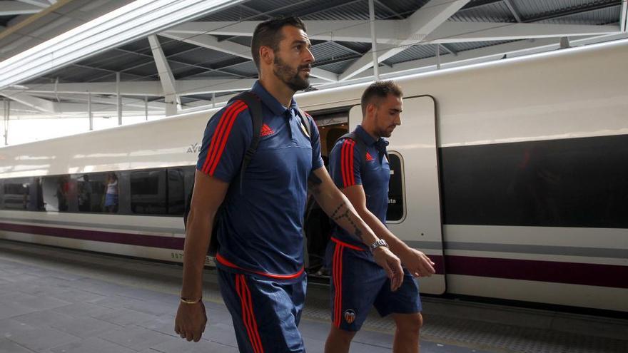 Negredo y Alcácer, en la estación del AVE. Foto: F. Calabuig