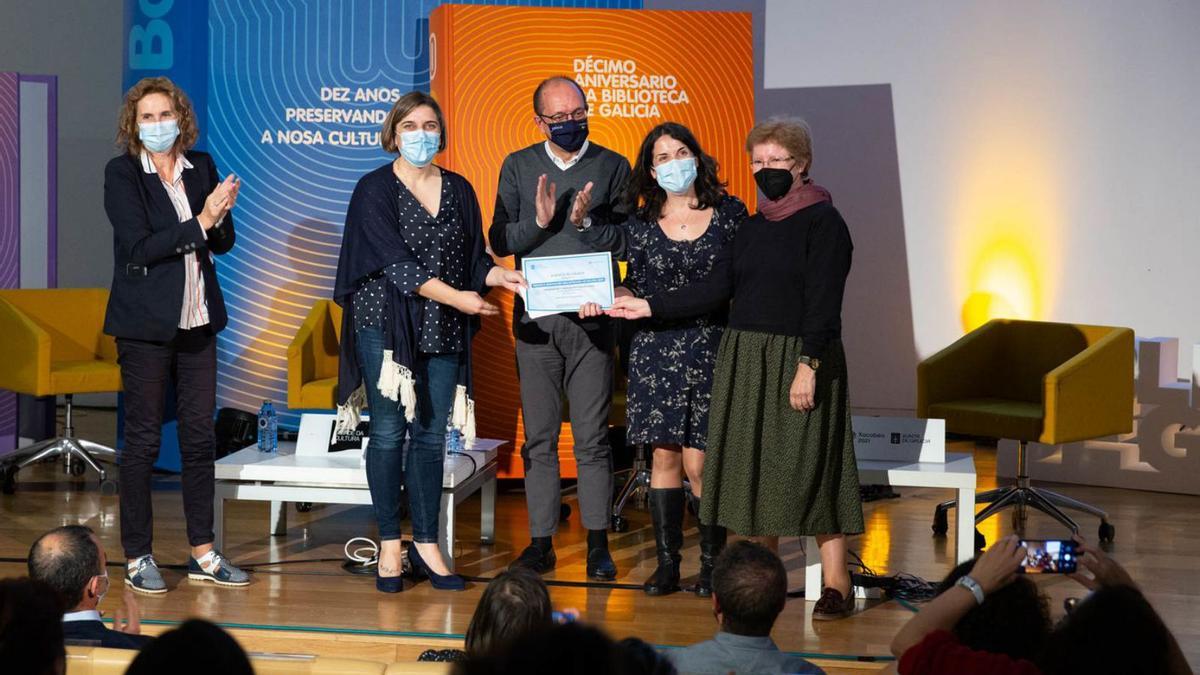 Cristina Ruibal, subdirectora xeral de Bibliotecas; a concelleira de Cultura, Iria Vilaboa; a directora das Bibliotecas Municipais de Redondela, María Elena Becerra e a responsable da Biblioteca Xela Arias de Chapela, María José Villar no momento da entrega do Premio.  | //FDV