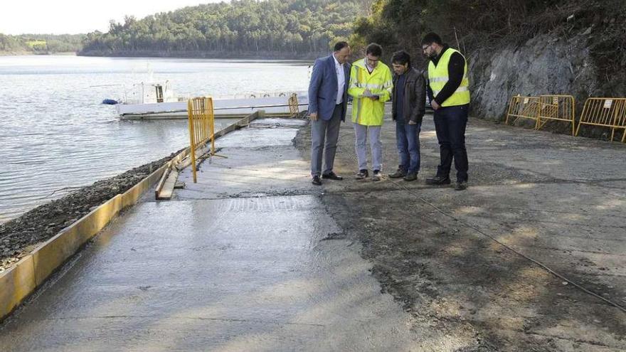 Un instante de la visita del alcalde de Vila de Cruces, Jesús Otero, y de su homólogo de Santiso, Manuel Adán, a las obras. // Bernabé/Javier Lalín