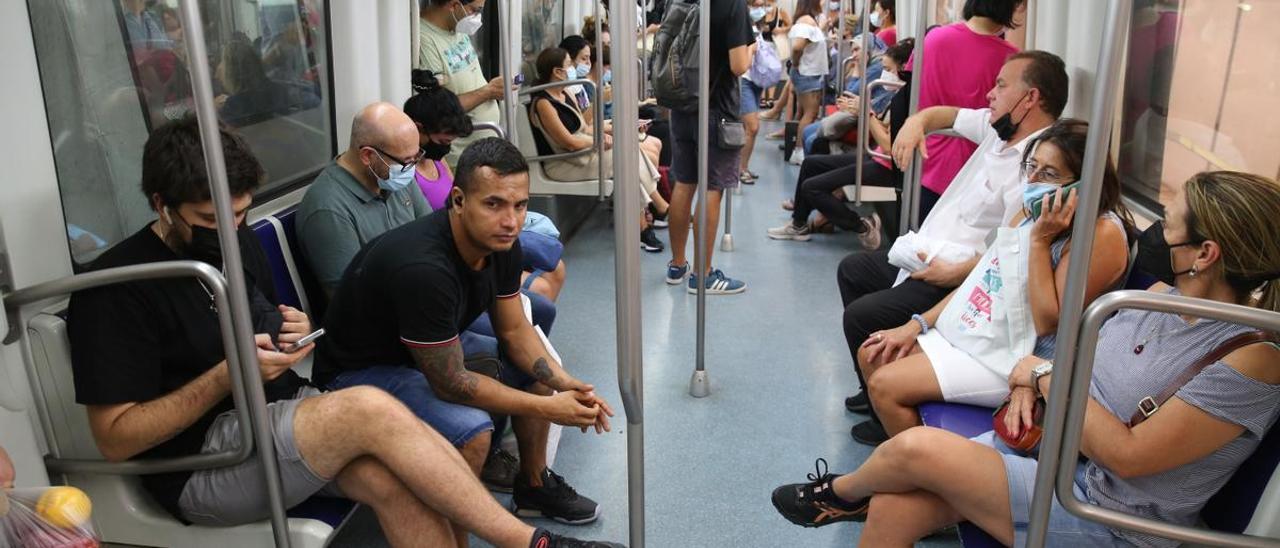 Usuarios del metro de Barcelona, el pasado mes de septiembre.