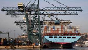 Un barco cargando contenedores en el puerto de Barcelona. 