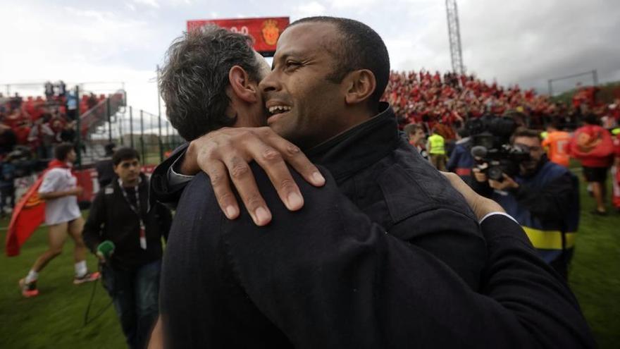 Vicente Moreno y Maheta Molango se abrazan emocionados al final del partido en Anduva.