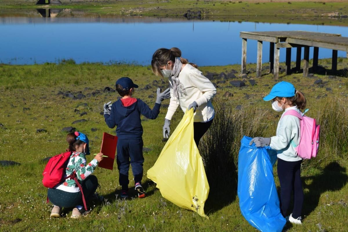 Más de 200 voluntarios retiran 400 kilos de basura en orillas de ríos y embalses