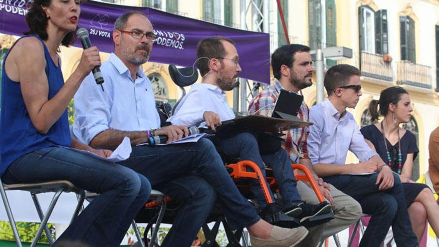 Alberto Montero -segundo por la izquierda-, durante un mitin en la plaza de la Merced.