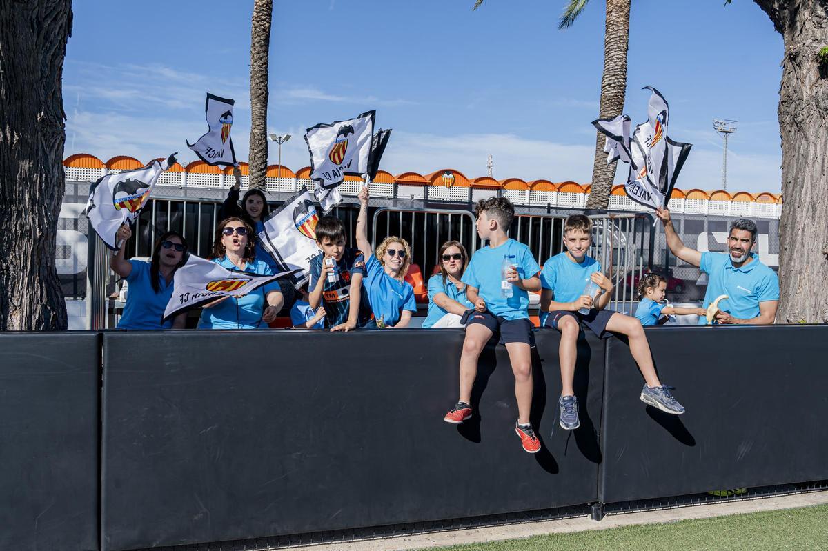 Banderas del Valencia CF ondean para animar el partido.