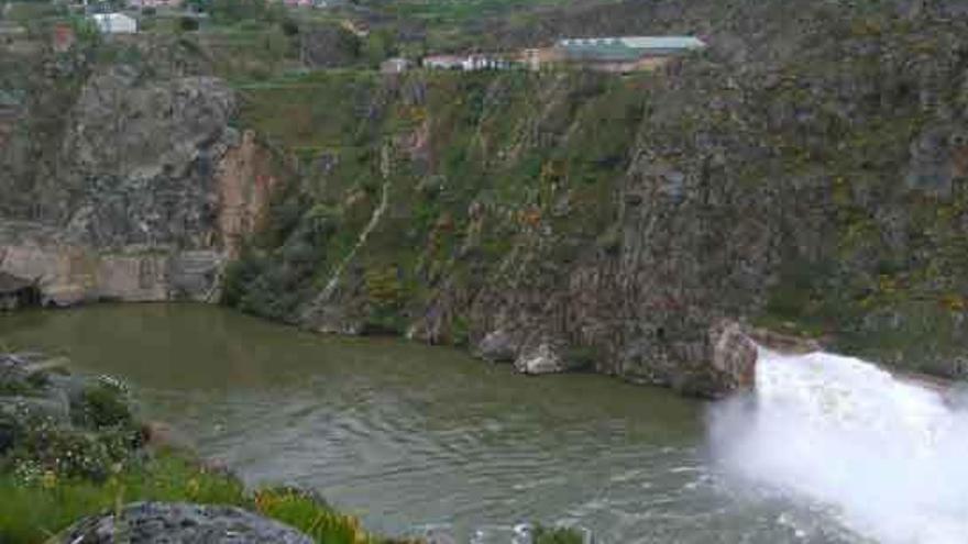 Espectacular desembalse de agua, en la presa de Ricobayo, en la tarde de ayer.