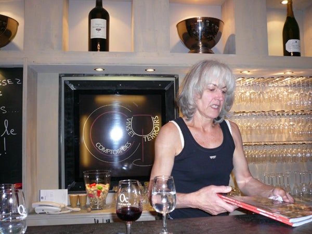 Christiane Mortes trabajando en su local: Comptoir des Vins et Terroirs