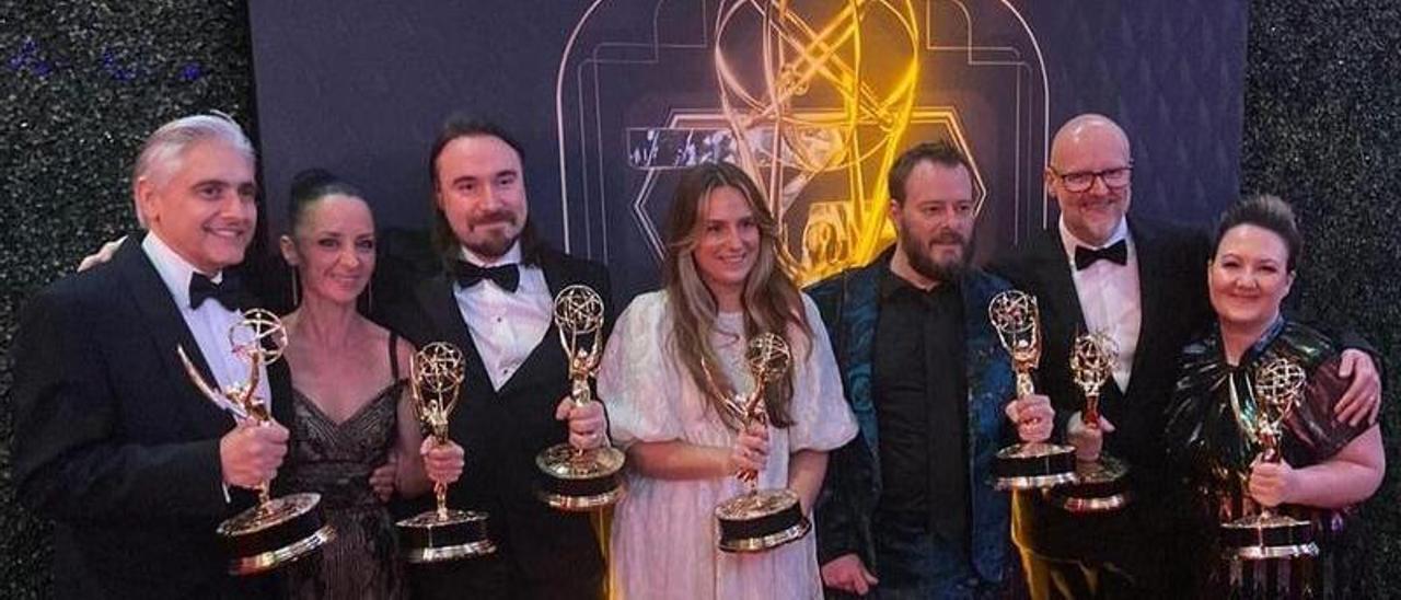 El equipo durante la entrega de los premios Emmy.