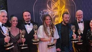 El equipo durante la entrega de los premios Emmy.