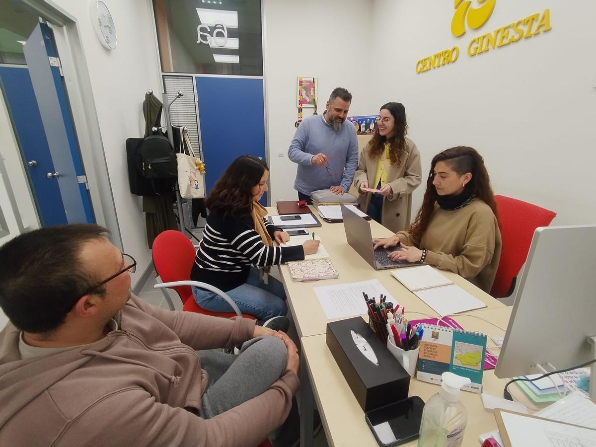 Reunión de los especialistas de Ginesta en La Cardosa, por la izquierda, Alejandro Carrasco, Sara Fernández, Adrián Ortego, Lara Fernández y Ariadna Monge.