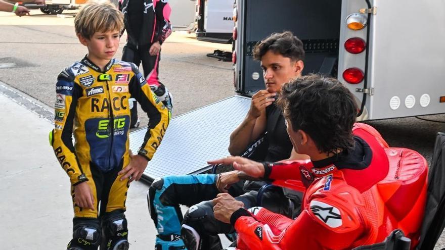 El Marc, el minijo de 9 anys que imita Márquez: «M’encanta com t’ensenya a pilotar»