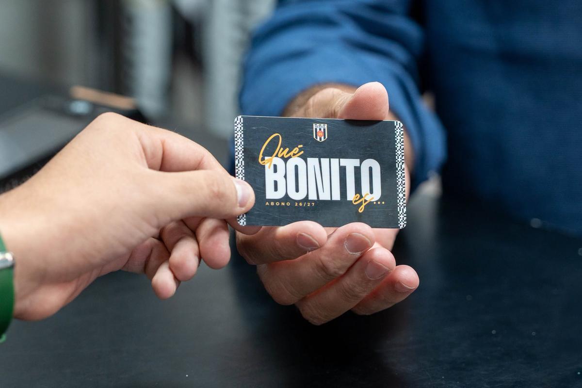 Rodríguez Osuna renueva su abono del Mérida AD en la tienda oficial del club.