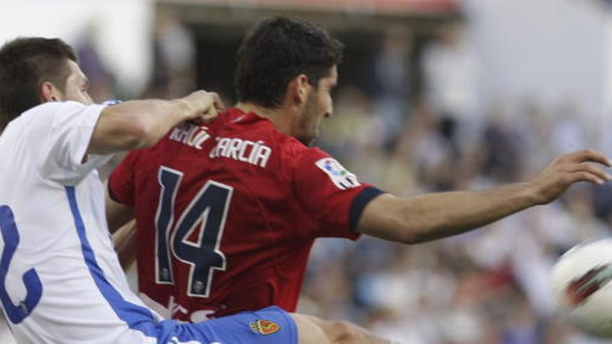 El centrocampista de Osasuna Raúl García (d) pelea por el balón con el defensa húngaro del Real Zaragoza Adam Pintér.