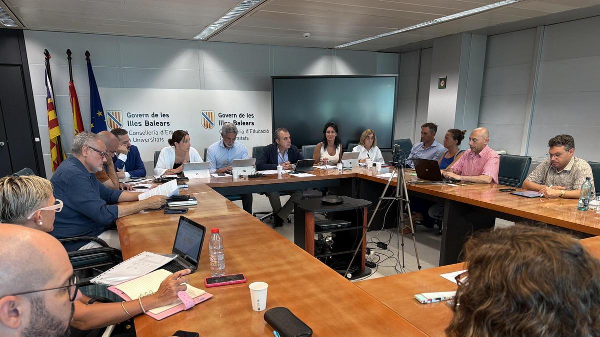 Imagen de la submesa de Diálogo Permanente con los Directores y las Asociaciones de Directores de los centros públicos.