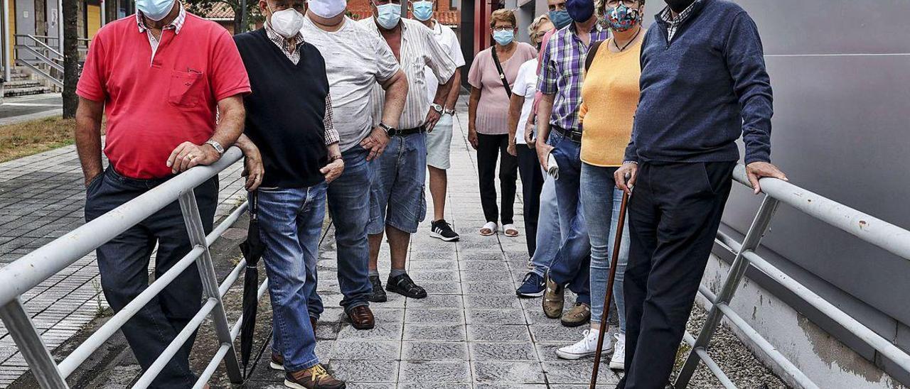 Por la izquierda, Ceferino del Prado, Emilio Gutiérrez, José Antonio González, Justo Hevia, Abel González, Mariluz Díaz, Tina Velasco, Juan Manuel Robles, Santiago Alonso, Carmen Fernández y Gerardo del Prado, en la puerta de la asociación.