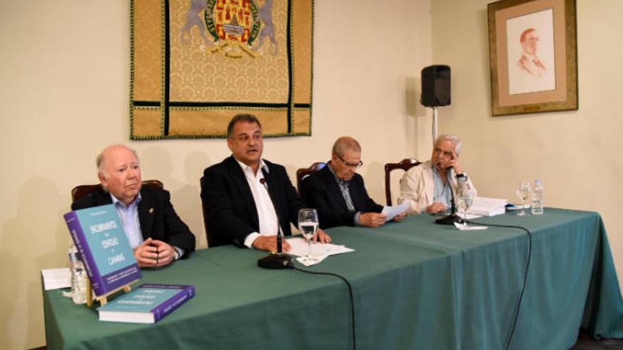 Eliseo Izquierdo, a la izquierda, en la presentación del primer trabajo que se escribe sobre este tema en Canarias.