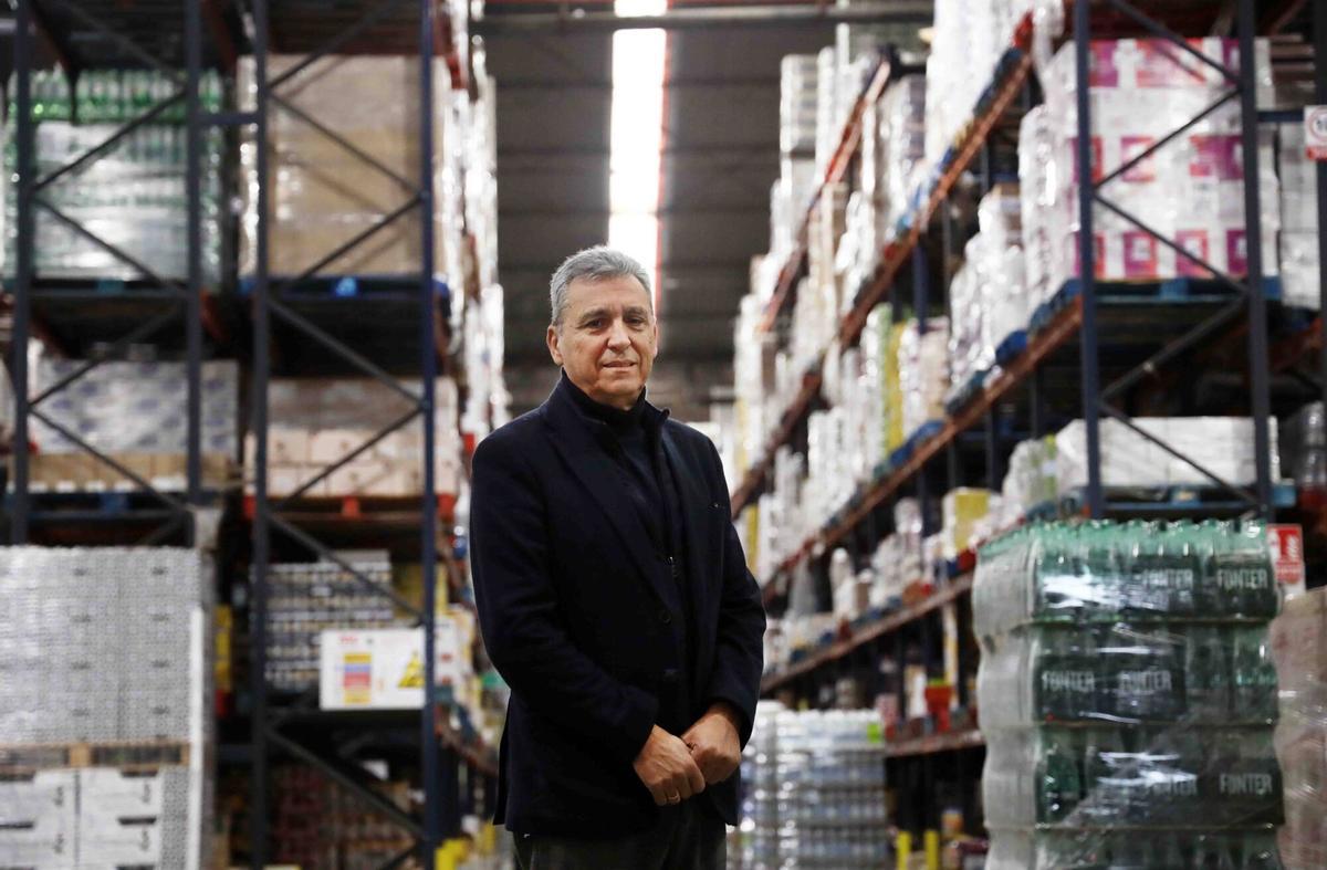 El director general y fundador de Maskom Supermercados, Sergio Cuberos, en la planta logística del polígono de Santa Teresa, en Málaga.
