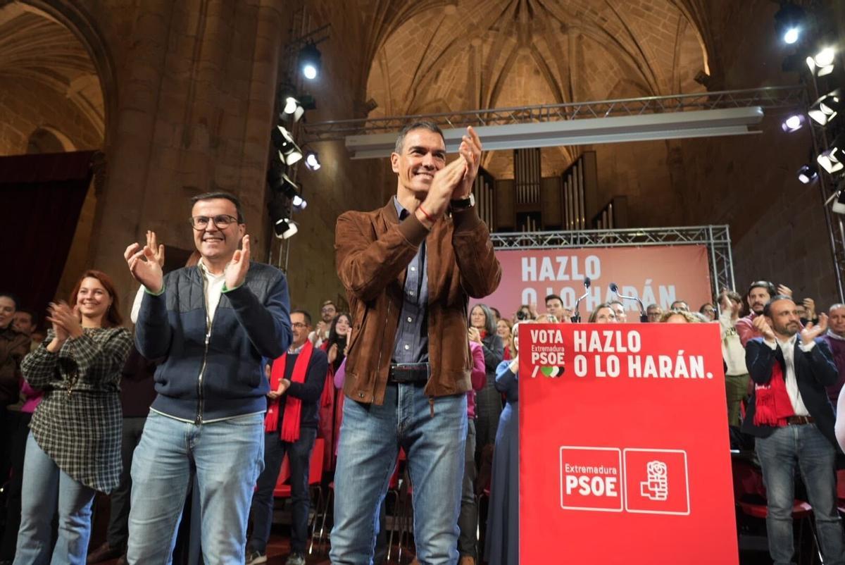 El candidato socialista a la presidencia de la Junta de Extremadura, Miguel Ángel Gallardo, junto al presidente del Gobierno y secretario general del PSOE, Pedro Sánchez, en un acto de campaña en Cáceres.