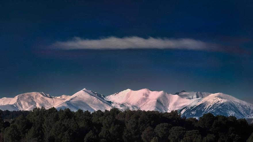 Imatge del Canigó nevat captada des de Figueres, el 7 de gener.