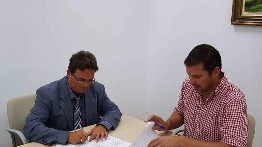 El alcalde y el presidente de la Federación Galega de Tenis de Mesa.