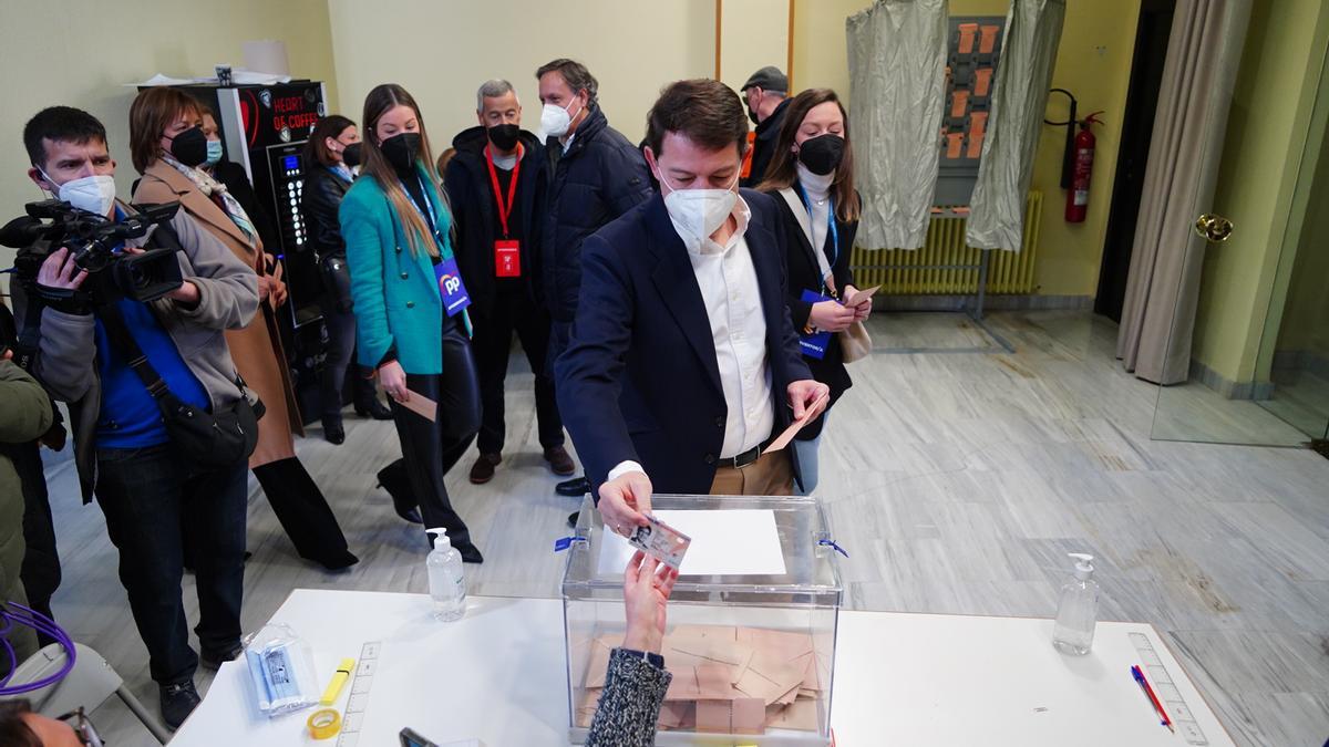 El candidato a la Presidencia de la Junta de Castilla y León por el PP, Alfonso Fernández Mañueco, acude a votar en un colegio electoral en Salamanca.