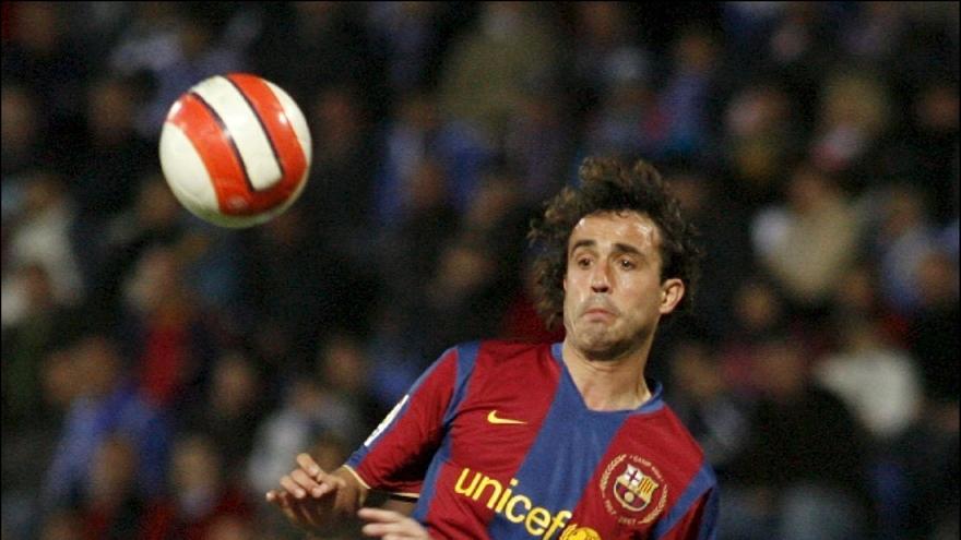 El delantero del Barcelona, Santi Ezquerro , disputa un balón con Edu Moya, del Recreativo, durante el partido de la jornada pasada de Liga.