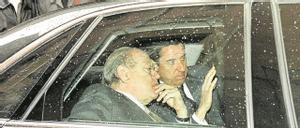 Jordi Pujol y Eduardo Zaplana dialogan en un coche en un encuentro en el año 2000.