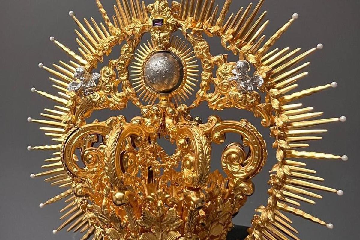 La nueva corona de la Virgen.