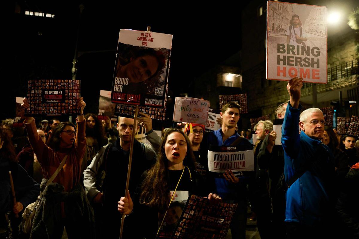 Familiares de los rehenes de Hamás protestan frente al domicilio de Netanyahu