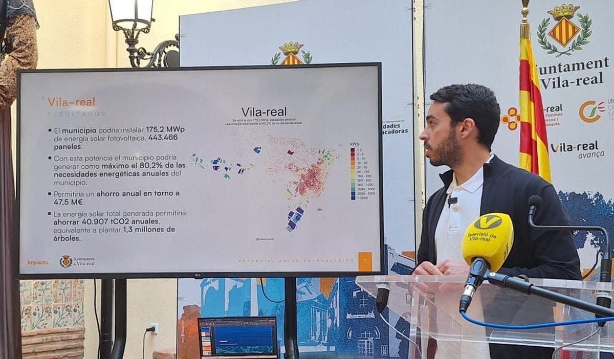 Ximo Masip, de la empresa que ha elaborado el mapa solar de Vila-real, explicando los detalles del documento.