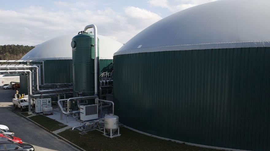 Digestores de la planta de biometano de Biogastur en Navia. | JUAN PLAZA