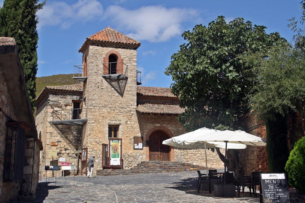 Iglesia de San José y plaza de Patones de Arriba