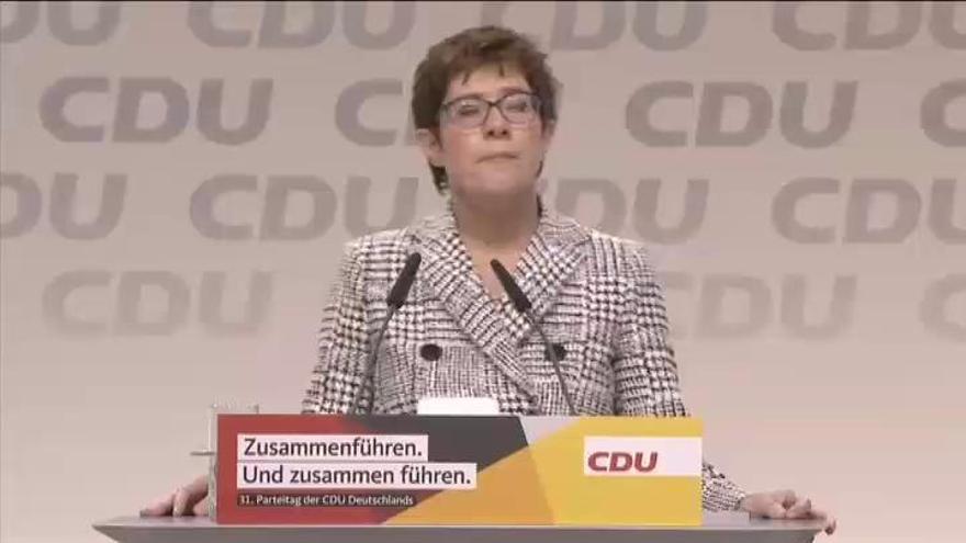 Annegret Kramp-Karrenbauer será la sucesora de Angela Merkel en la CDU