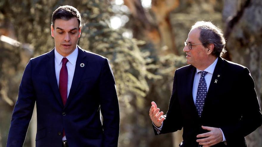 El presidente del Gobierno, Pedro Sánchez, conversa con el presidente de la Generalitat, Quim Torra.