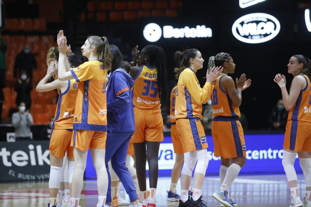 Kalenik, Fam, Allen, Trahan-Davis o Claudia Contell aplauden a la afición de La Fonteta agradeciendo la ayuda del público