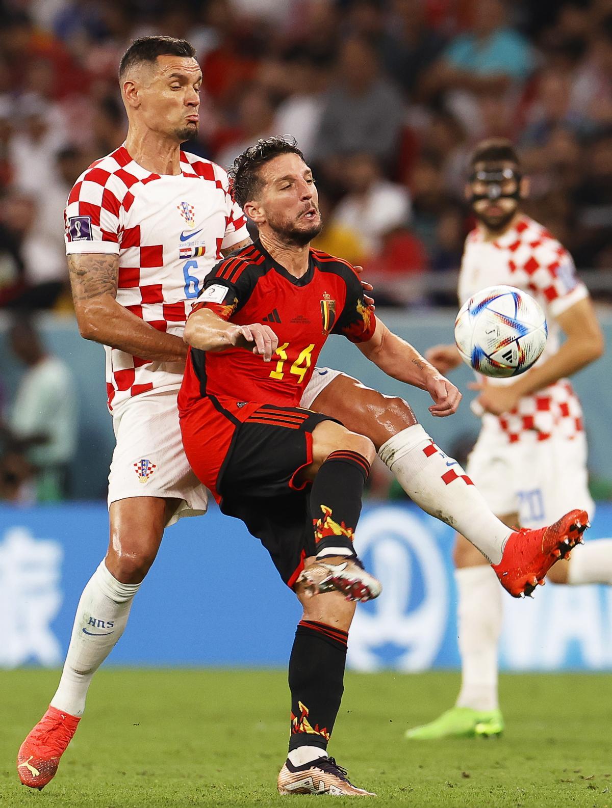 Doha (Qatar), 01/12/2022.- Dejan Lovren (L) of Croatia in action against Dries Mertens (R) of Belgium during the FIFA World Cup 2022 group F soccer match between Croatia and Belgium at Ahmad bin Ali Stadium in Doha, Qatar, 01 December 2022. (Mundial de Fútbol, Bélgica, Croacia, Catar) EFE/EPA/Rungroj Yongrit