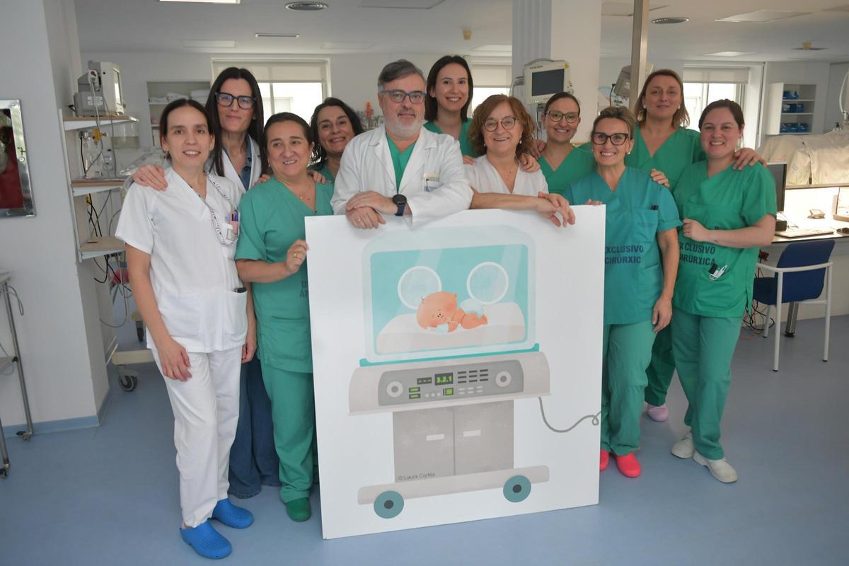 José Luis Fernández Trisac y Loli Eiriz (en el centro), junto a parte del equipo de la Unidad de Neonatología del Materno (Chuac).